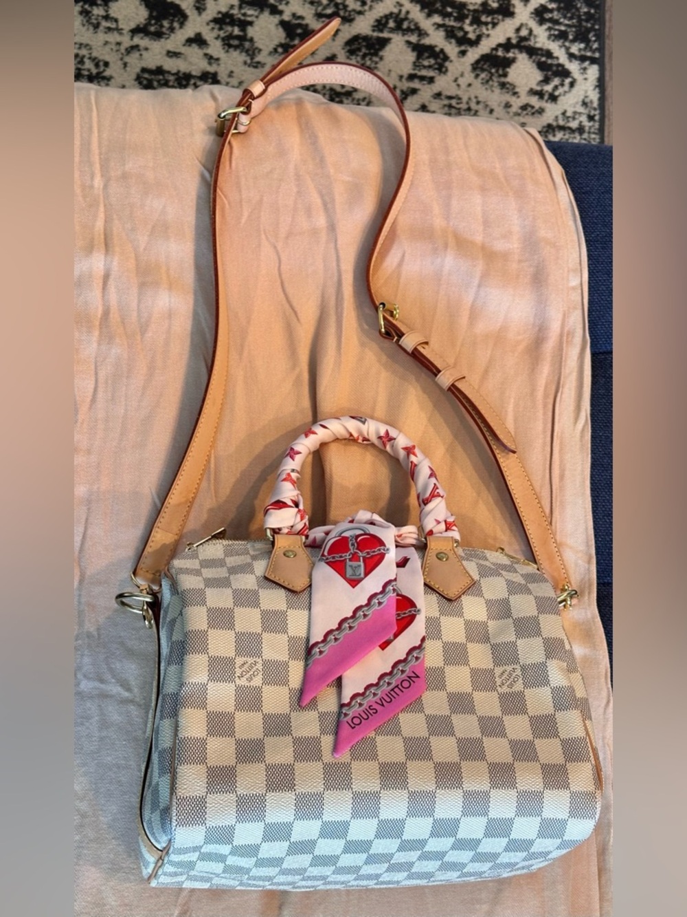 Louis Vuitton Damier Azur Bandoulier Speedy 25, with 2 LV Badeaus - Picture 6 of 17